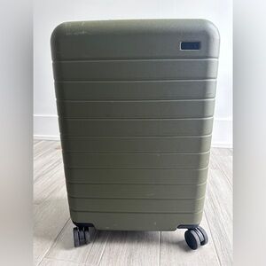 Away Bigger Carry On- Green